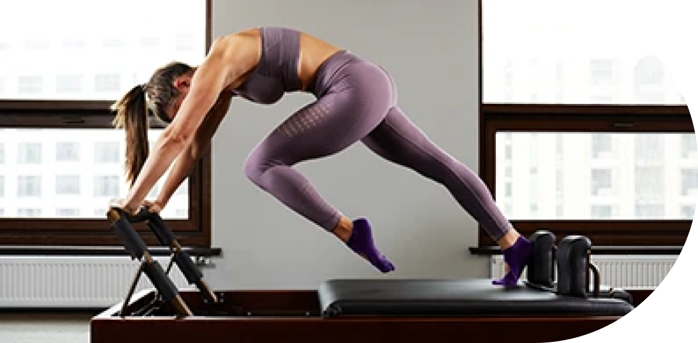 Exercícios de pilates para dor lombar estão entre os principais atrativos para quem busca essa atividade física. Pilates é excelente para dor lombar, porque alonga e fortalece os músculos, além de trabalhar a mobilidade da região.